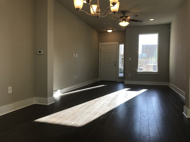 Building Photo - BEAUTIFUL TOWNHOUSE IN CRESTVIEW