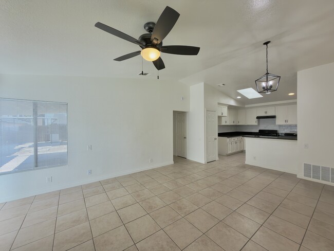 Foto del edificio - 7880 Pinyon Ave