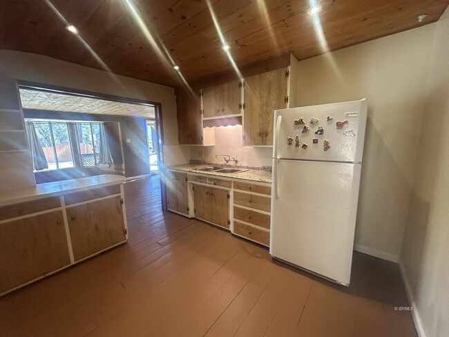 Building Photo - 2bd/ 1 Ba Single-Level Cabin