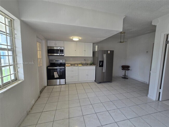 Foto del edificio - 71 NW 76th St