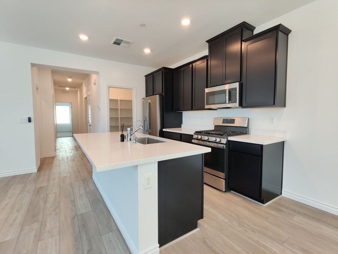 Primary Photo - Like New 2 Bed 2.5 Bath Condo