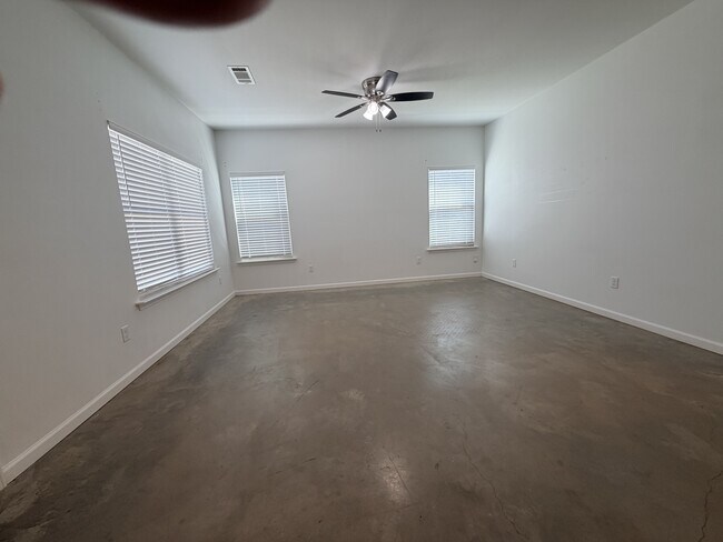 Building Photo - 322 E Maple St