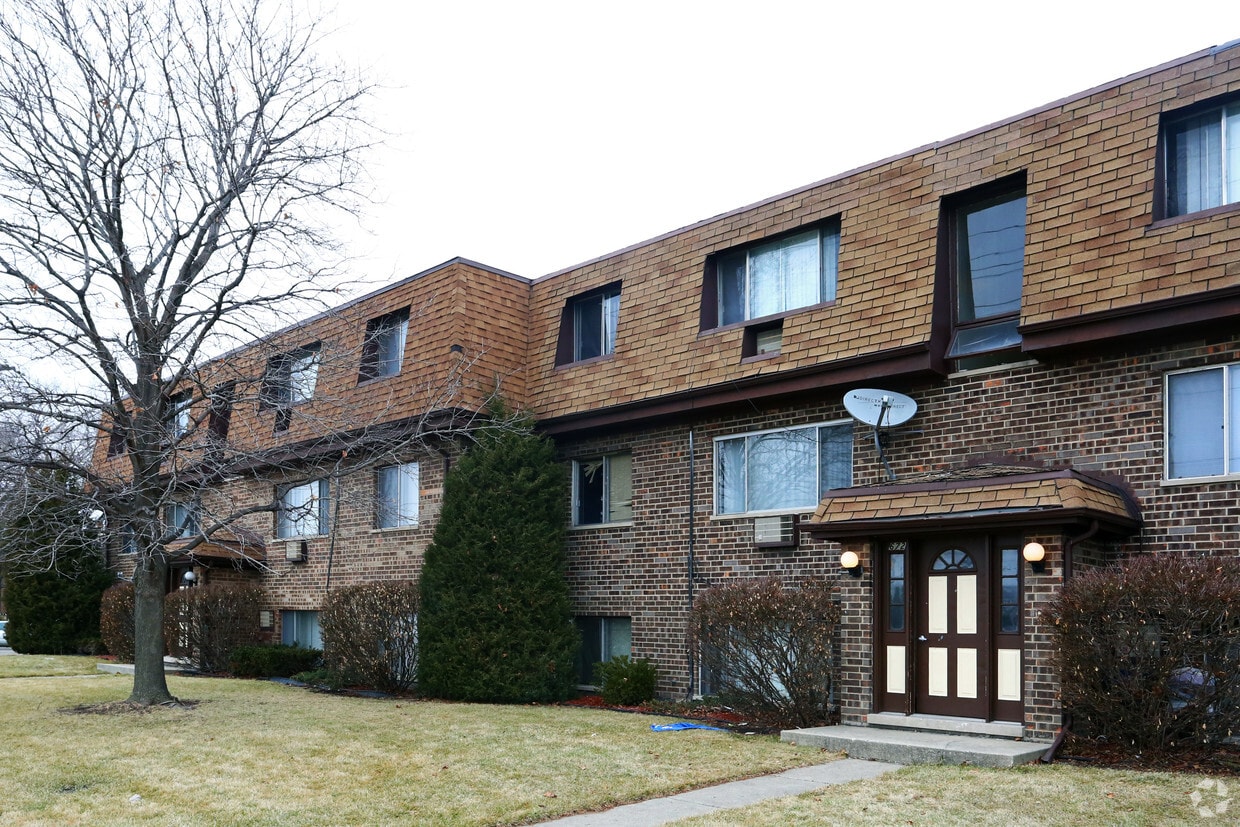 684 W Pickwick Ct, Mount Prospect, IL 60056 Apartments in Mount