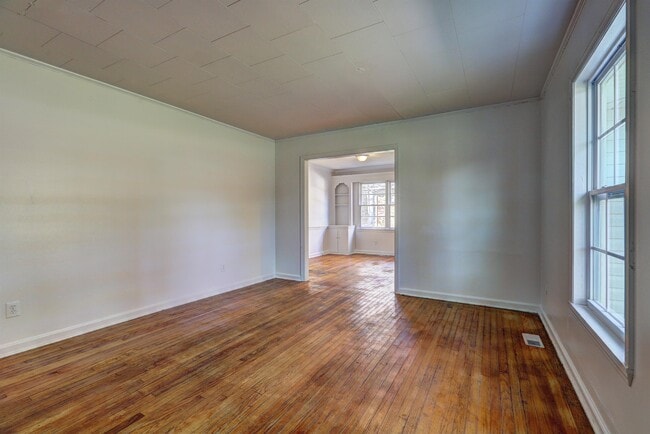 Building Photo - 2442 Tredway Dr