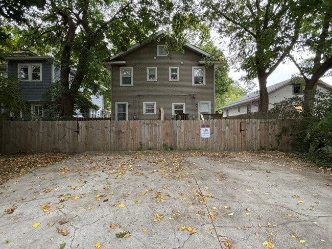 Building Photo - 3-Bed, 1-Bath Home – Fenced Yard, Off-Street Parking, Spacious Kitchen & In-Unit Laundry