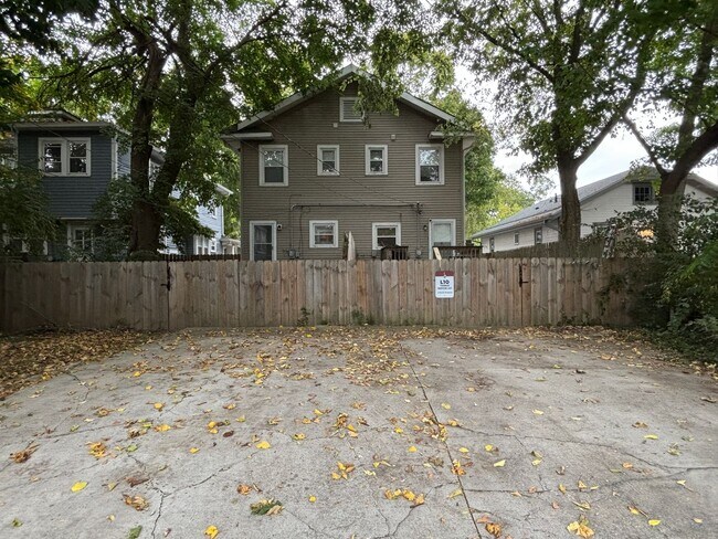 Foto del edificio - 3-Bed, 1-Bath Home – Fenced Yard, Off-Street Parking, Spacious Kitchen & In-Unit Laundry