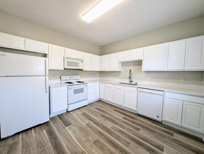 Foto del edificio - Move-In Ready Townhome with Downstairs Pri...