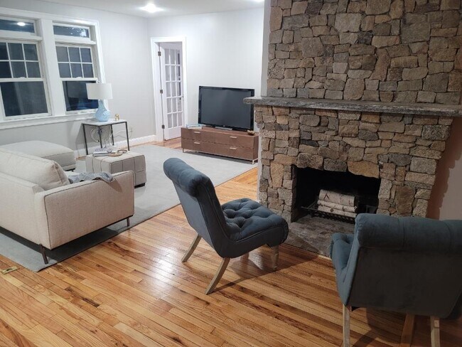 Foto del edificio - Spacious 5 Bed 2 Full Bath