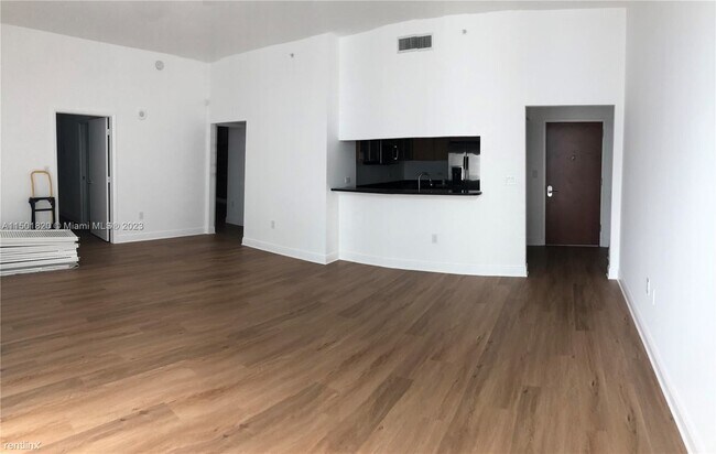 Foto del edificio - 3 br, 2.5 bath House - 31 SE 5th St Apt 4221