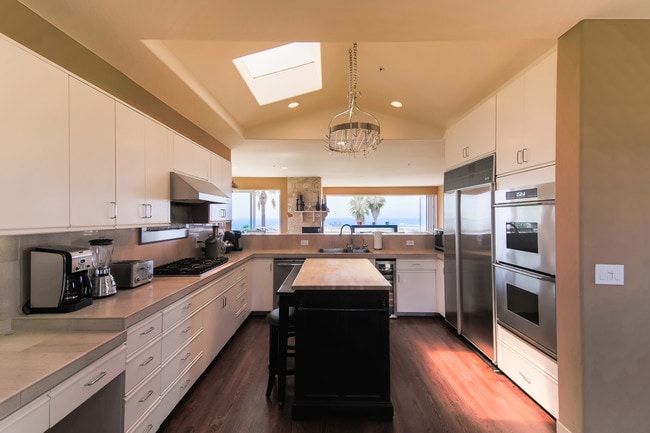 Cocina Gourmet Lg - 2281 Cambridge Ave