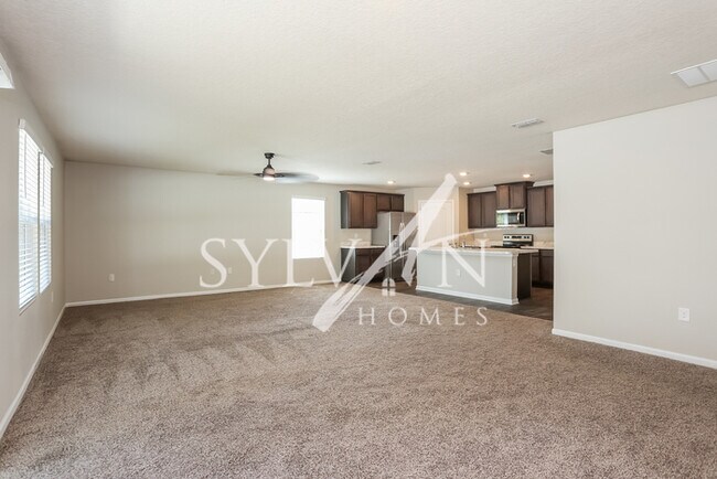 Foto del edificio - Spacious 4BR 2BA Home