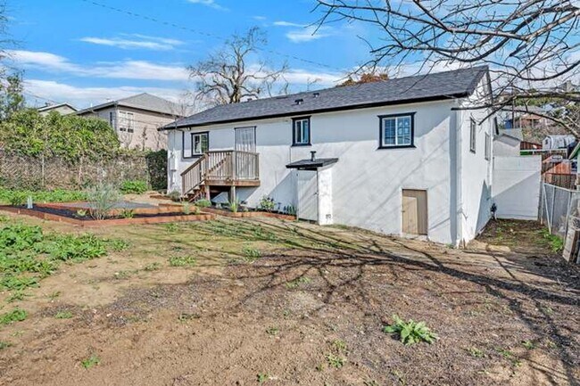 Building Photo - Brand new updated single family house. Gus...