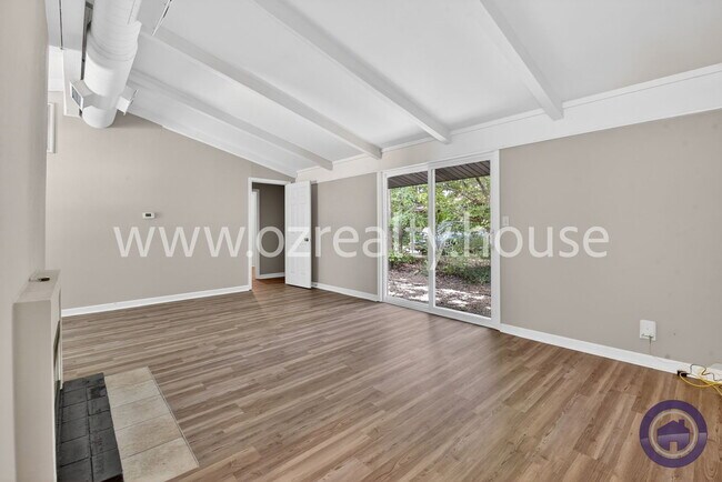 Foto del edificio - 3040 E Lincolnshire Blvd