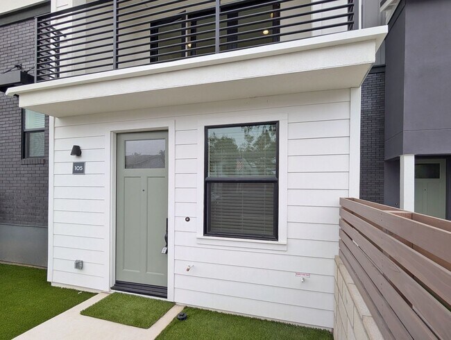 Foto del edificio - Modern coastal living on Main Street, Huntington Beach!