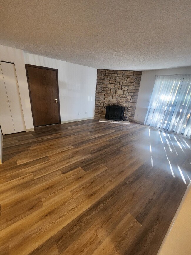 Building Photo - Charming 2-Bed Garden Apartment in Green M...