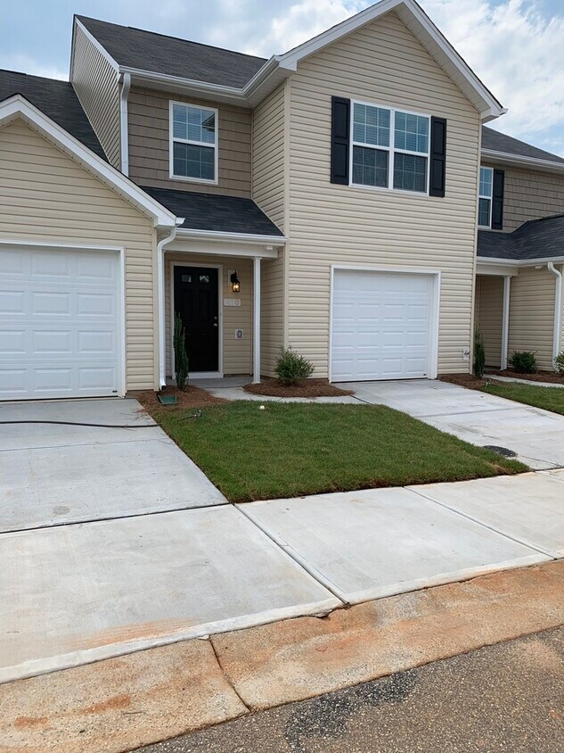 Foto principal - 410 Hidden Brook Lane