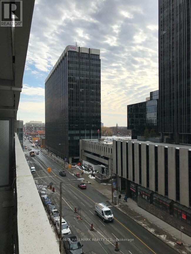 Building Photo - 2221-2221 Yonge St