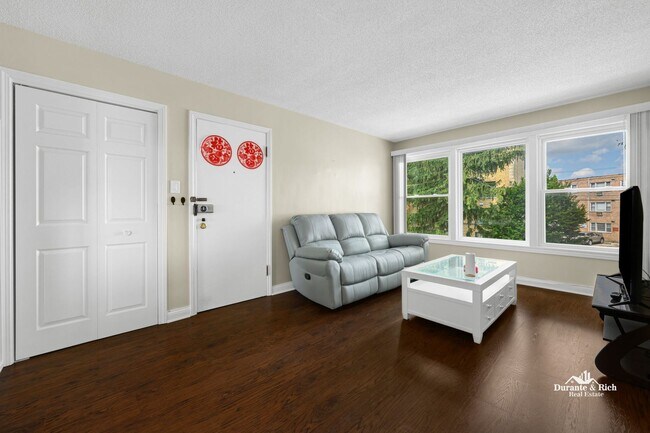 Foto del edificio - Super-sunny Skokie 2 Bed