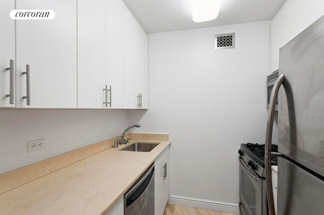 Building Photo - 30 W 63rd St.