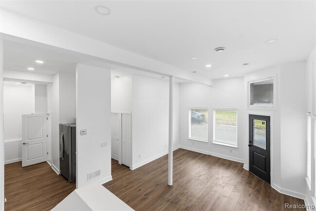 Building Photo - 2503 W Forest Ave