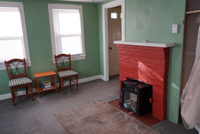 Building Photo - 458 River Rd
