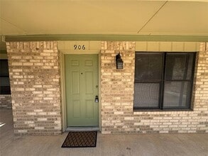Building Photo - 906 N Austin St