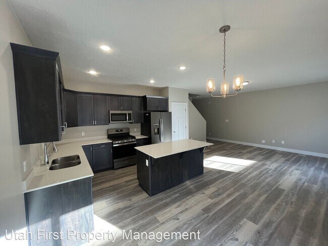Building Photo - 3 br, 2.5 bath House - 3181 W 1675 N Unit C