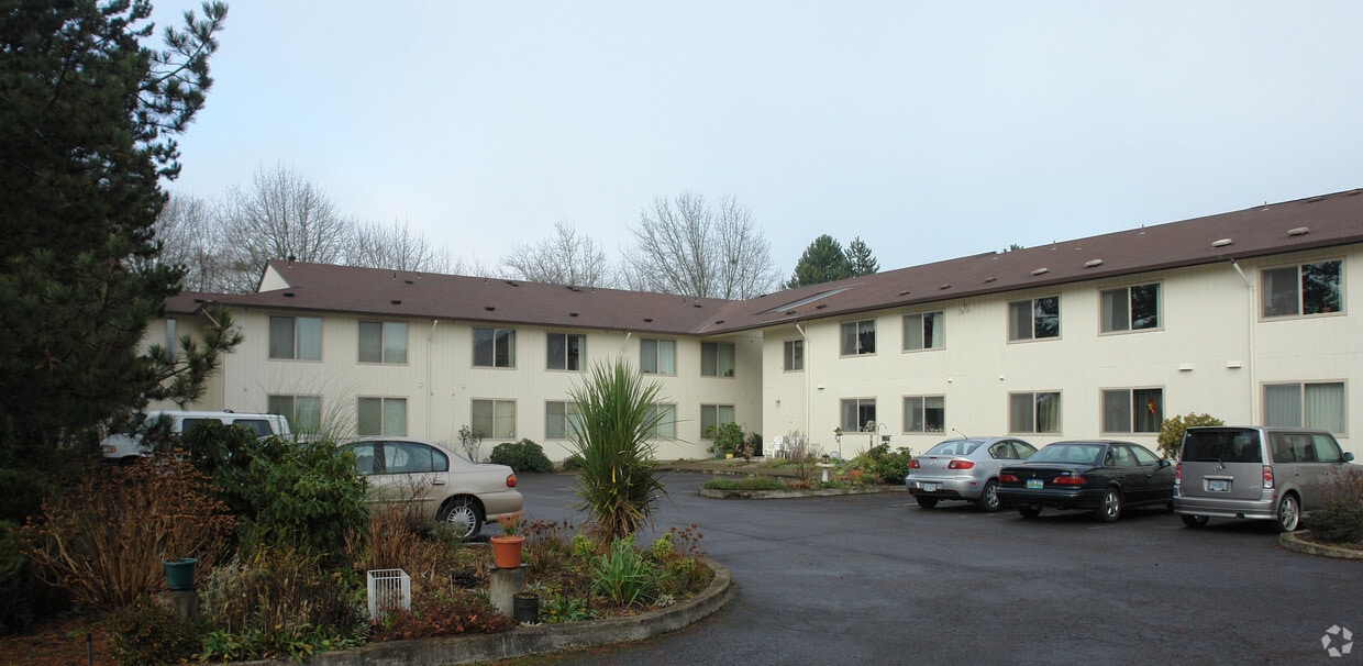 Country Club Manor Apartments in Eugene, OR