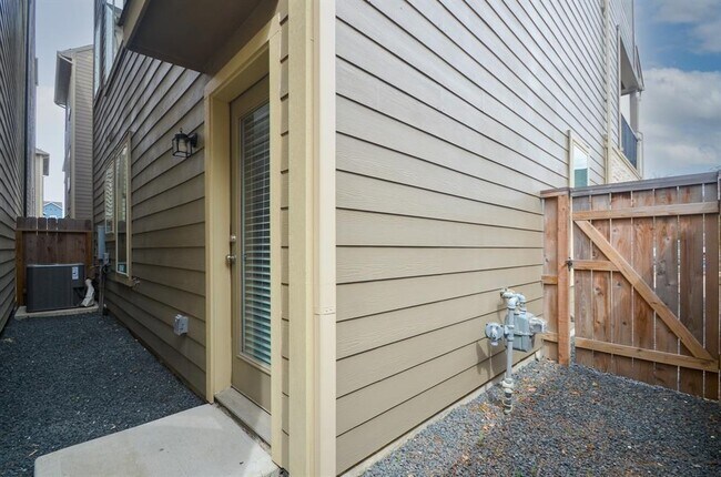 Building Photo - 1403 Adell Rose
