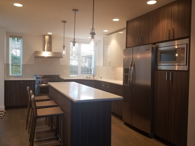 Foto del edificio - Spacious and modern townhome in Downtown Bellevue