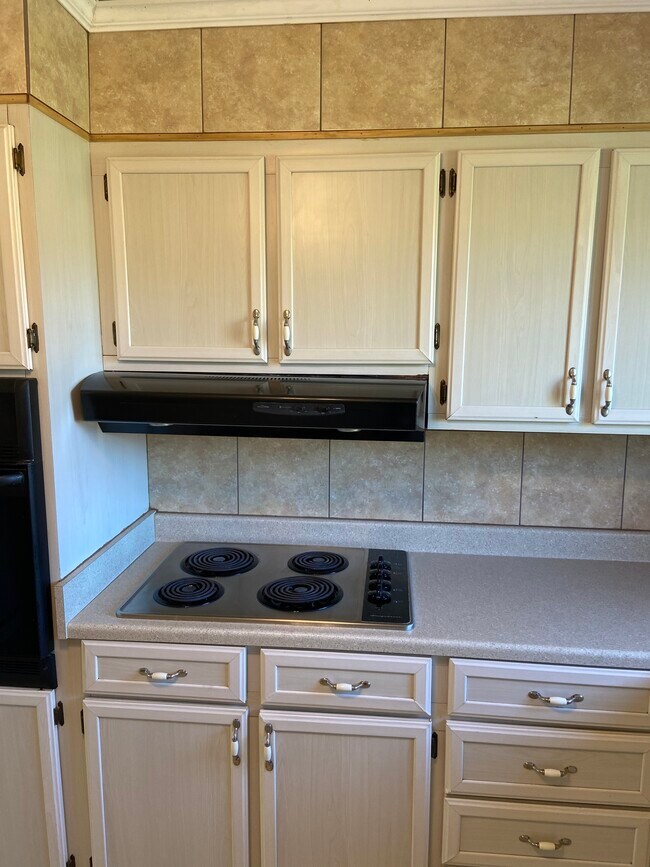 Kitchen stovetop - 620 Orlando Ave