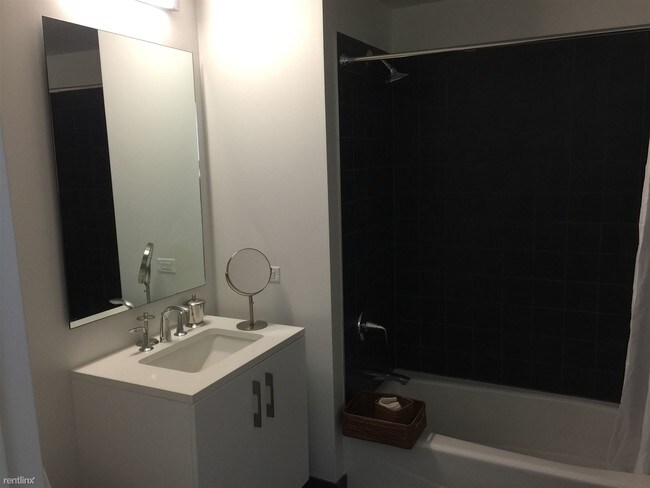 Foto del edificio - 235 E 44th St