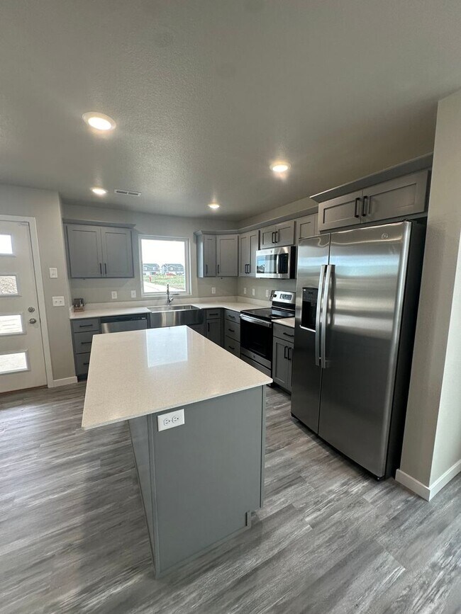 Building Photo - Exquisite 3-Bedroom Home with Modern Elega...