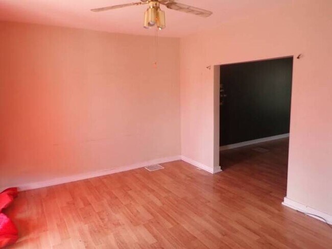 Building Photo - RENTAL PRICE EVEN BETTER NOW!
