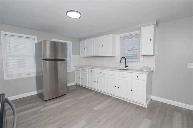 Building Photo - 670 Putnam Pike