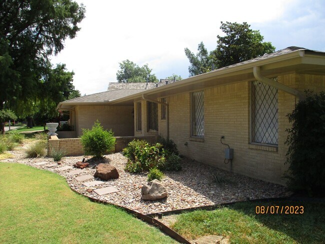 Building Photo - (2-3) Bed/(2) Bath Home in South Core Norman!