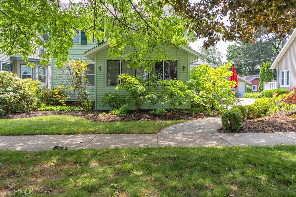 Primary Photo - Charming Fully Furnished Three Bed, Two Ba...