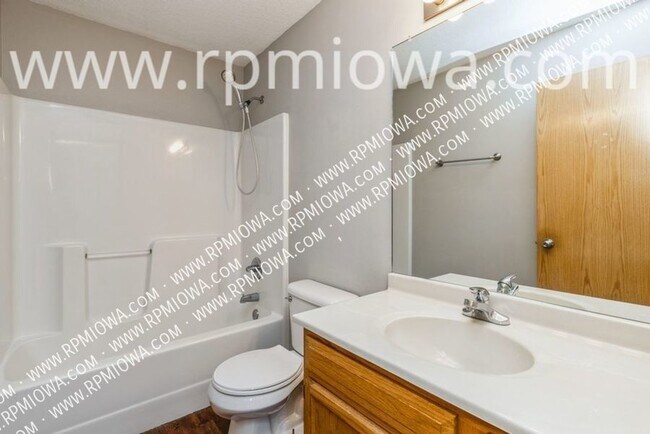 Building Photo - FINISHED BASEMENT!! 3 Bed, 2 Bath Home In ...