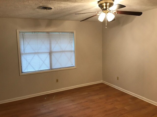 Building Photo - 2601 Plum Rd