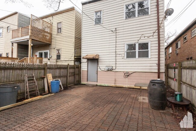 Foto del edificio - 2752 W Logan Blvd