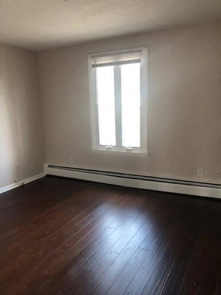 Building Photo - Renovated Oak Hill Apartment
