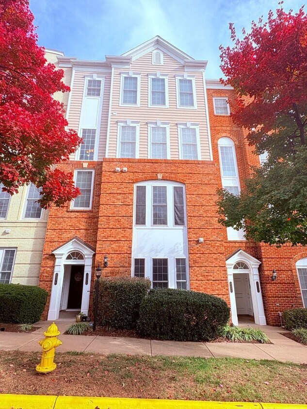 POTOMAC CLUB - TOWNHOUSE CONDO - POTOMAC CLUB - TOWNHOUSE CONDO