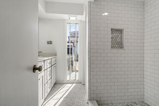 Foto del edificio - Newly Renovated 3BD/2BA Penthouse, 1/2 Block Off St Charles Ave. Private Roof Deck!