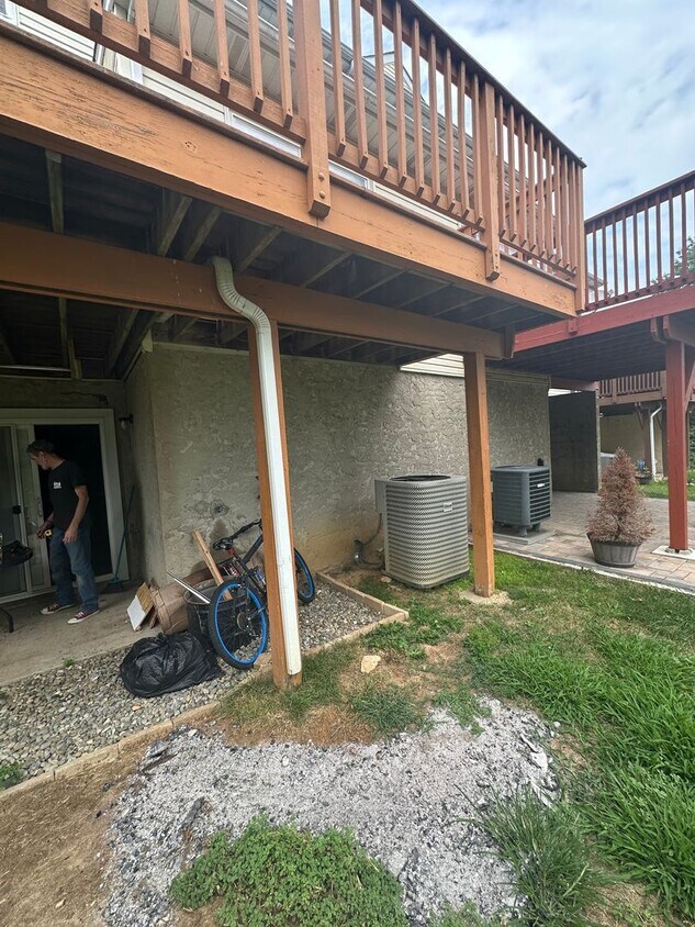 Building Photo - Renovated 3 BR, 2.5 Bath w basement and ga...