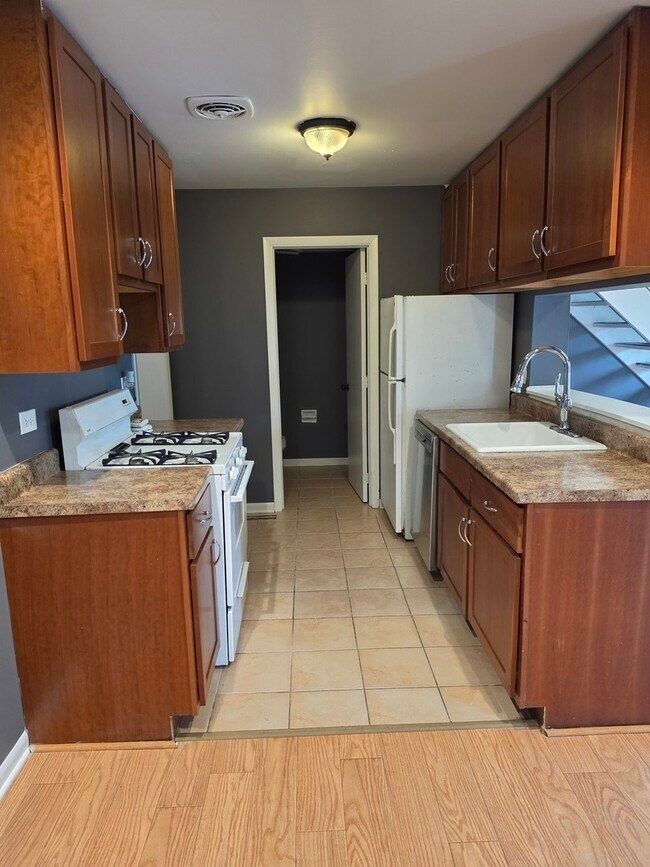 Building Photo - 304 Creekside Dr