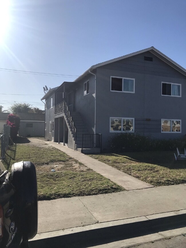 Building Photo - "Charming 2-Bedroom Unit in Oxnard's Heart...