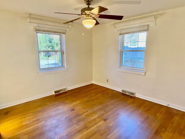 Foto del edificio - 3 Bedroom House Minutes Away From Downtown!