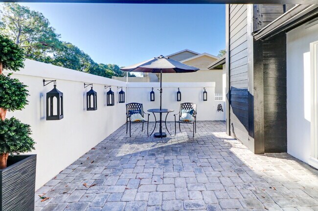 Foto del edificio - Fully Furnished 4-Bedroom Pool Home with Golf Course Views in Northdale