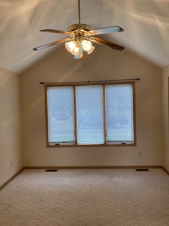 Dining Room w/Vaulted Ceiling - 412 11th Cir SE