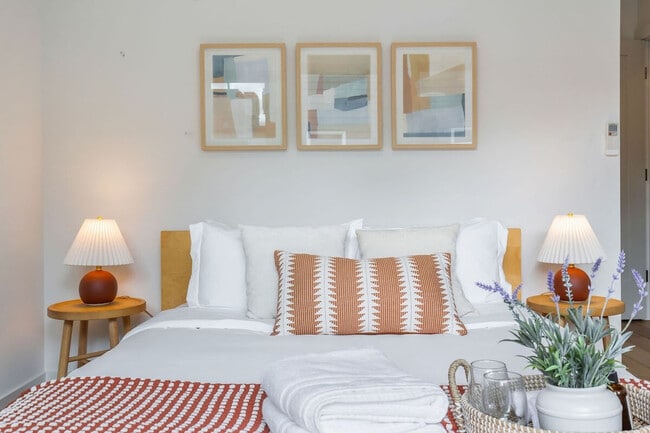 Building Photo - 626 10th Ave E